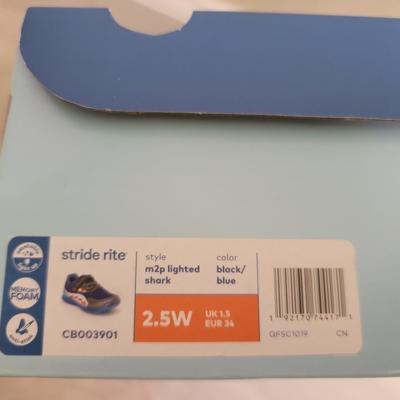 Stride Rite Light Up Shark Shoes Size 2.5 US Big Kids Wide New In Box - Picture 6 of 10